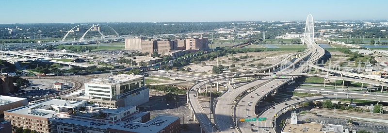 全景鸟瞰图著名的玛格丽特·亨特·希尔和玛格丽特·麦克德莫特大桥从达拉斯市中心横跨三一河，得克萨斯州伍德尔·罗杰斯高速公路(德克萨斯州366 Spur)